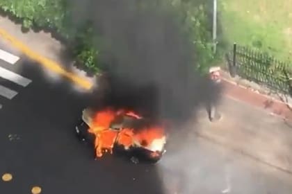 El taxi se incendió, explotó y chocó contra un edificio en Recoleta