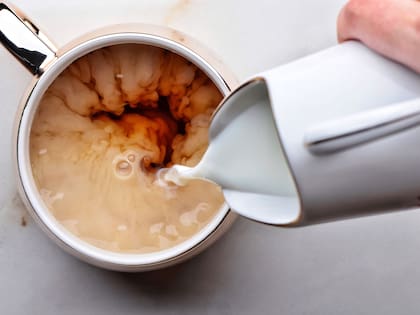 El té con leche ofrece una energía más lineal y elegante (Crédito: The Spruce Eats)
