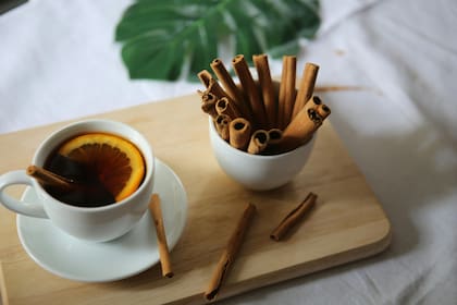 El té de canela ayuda a bajar de peso, controla la diabetes, mejora la digestión y controla los niveles de colesterol en sangre (imagen ilustrativa)