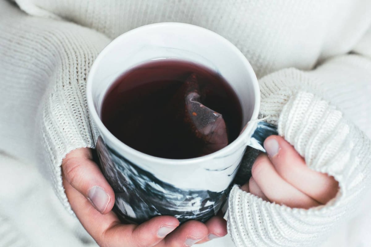 El té de flor de Jamaica ha ganado gran popularidad por sus múltiples beneficios, ya que la flor con la que se prepara la infusión concentra una gran cantidad de vitaminas, minerales y compuestos bioactivos conocidos como fitoquímicos