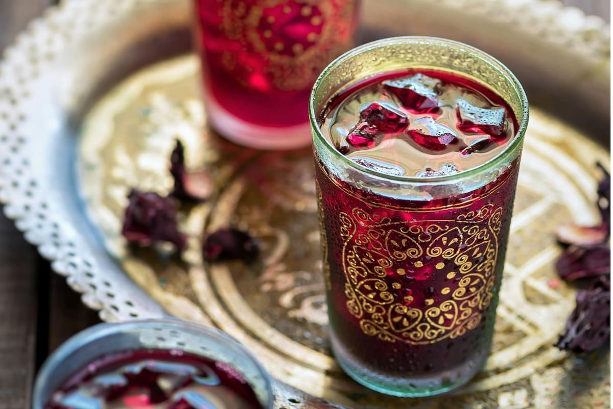 El té de hibiscus tiene numerosos beneficios para la salud