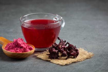 El té de Jamaica es utilizado por sus propiedades naturales y se recomienda consumirlo después de las comidas principales