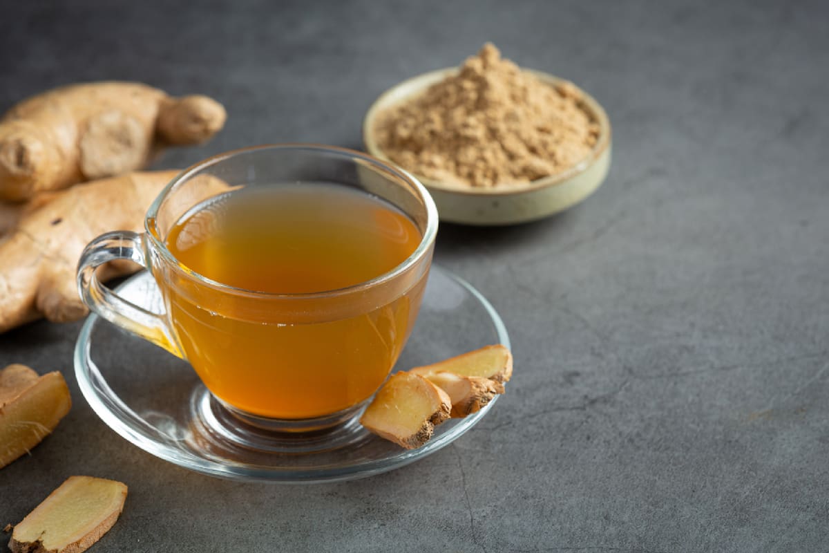 El té de jengibre aporta antioxidantes y propiedades antiinflamatorias que combaten el dolor, según Harvard