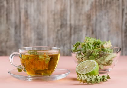 El té de manzanilla ayuda a relajar el cuerpo antes de irse a dormir y evita los molestos despertares nocturnos (imagen ilustrativa)