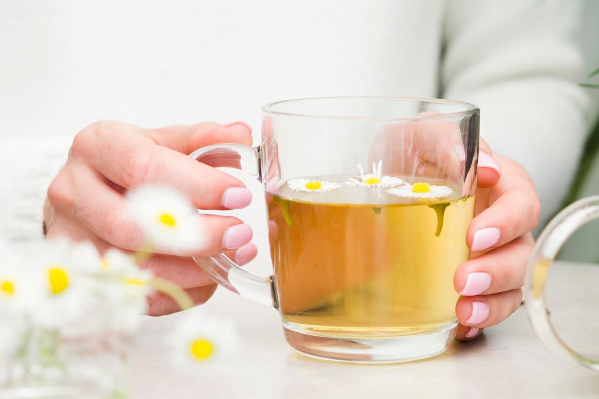 El té de manzanilla, tradicionalmente asociado al descanso, podría tener beneficios en la protección de la masa ósea