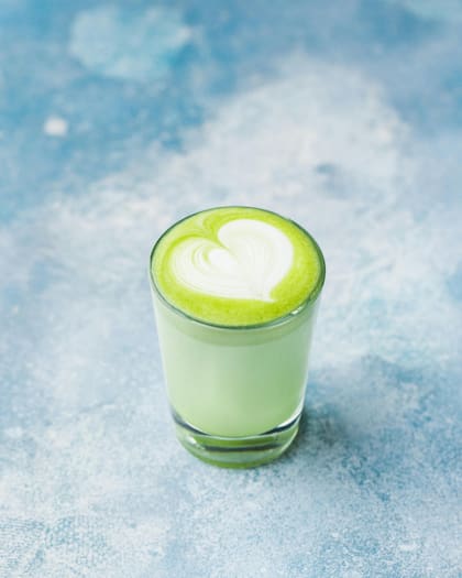 El té de matcha es una infusión que posee propiedades antioxidantes, por lo que se la considera como un elixir contra el envejecimiento