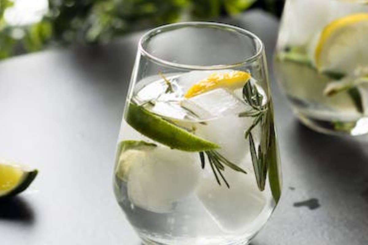 El té de romero con limón aporta beneficios al organismo (Foto Pexels)