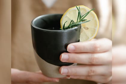 El té de romero tiene diversos beneficios para el cuerpo humano (Foto Pexels)