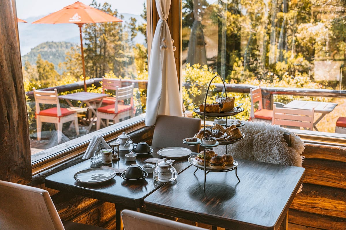 El té es servido con variedad de dulces y salados en Arrayán.