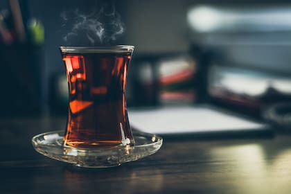 El té negro es una infusión milenaria que se puede beber caliente o fría. Sus efectos en el organismo pueden ayudar a prevenir enfermedades cardiovasculares y la diabetes