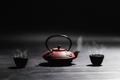 El té oolong contiene catequinas, compuestos bioactivos que poseen poderosas propiedades antioxidantes y antiinflamatorias