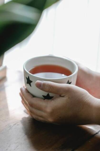 El té verde, el negro y el herbal contienen flavanoles y fitonutrientes que pueden brindar un apoyo antioxidante