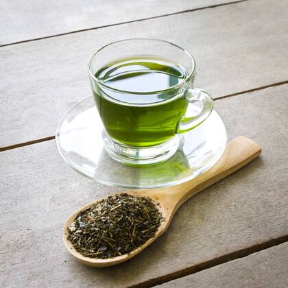 El té verde también contiene polifenoles, antioxidantes que pueden ayudar a proteger las células del daño y reducir la inflamación