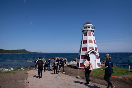 El team argentino de Come from away, frente al mar de Gander.