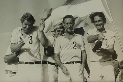 El team de Coronel Suárez jugó en varias oportunidades en representación de Argentina. En esta imagen se ve a los hermanos Harriott, Juan Carlos y Alfredo, con los hermanos Horacio y Alberto Pedro Heguy en la despedida en Retama, en 1980.