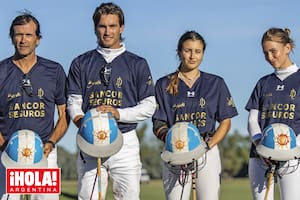 El team de La Dolfina estuvo integrado por Adolfo Cambiaso y sus tres hijos, Poroto, Mia y Myla. Como ya es tradición, todos llevaron sus cascos intervenidos con la bandera argentina.