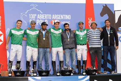 El team de La Natividad junto a Ali Albwardy, Lolo Castagnola y el coach del equipo, Ignacio Novillo Astrada.