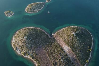 El Teatime visto cerca de la Isla Corazón, Galesnjak, en Croacia.