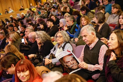 El teatro Alvear ovacionó de pie a Martín Caparrós cuando finalizó el homanaje