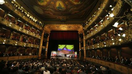 El teatro Colón de Colombia se engalanó para la ceremonia histórica