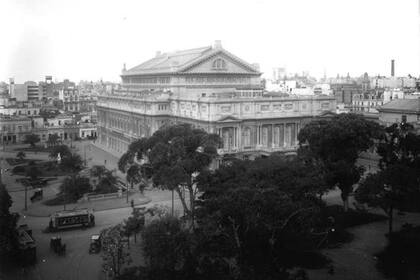 El Teatro Colón en 1919. La visitante expresó que era el mejor del mundo, aunque no pudo visitarlo. Explicó que contaba con espacios para aquellas mujeres que iban sin los maridos a las funciones.