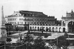 El teatro Colón junto a la Pirámide de Mayo y la Vieja Recova.