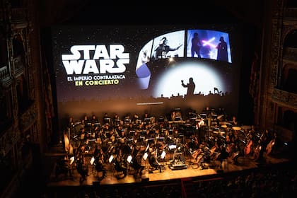 El Teatro Colón, minutos antes de que comience la proyección de Star Wars: El Imperio Contraataca, cuya banda sonora es interpretada por completo por su Orquesta Estable