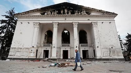 El teatro de la ciudad después de ser bombardeado