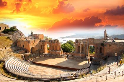 El teatro de Taormina, Sicilia, construido en el tercer siglo antes de Cristo; tenía capacidad para 5000 espectadores