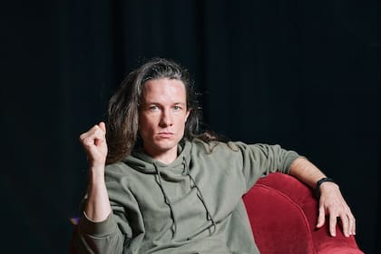 "El teatro me abrió la puerta a experimentar con ese costado de mi identidad, a vestirme de mujer y encarnarla", comenta Manu Fanego