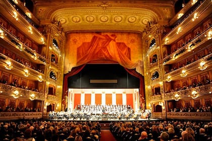 El teatro se mostró colmado, con la asistencia de distintas personalidades