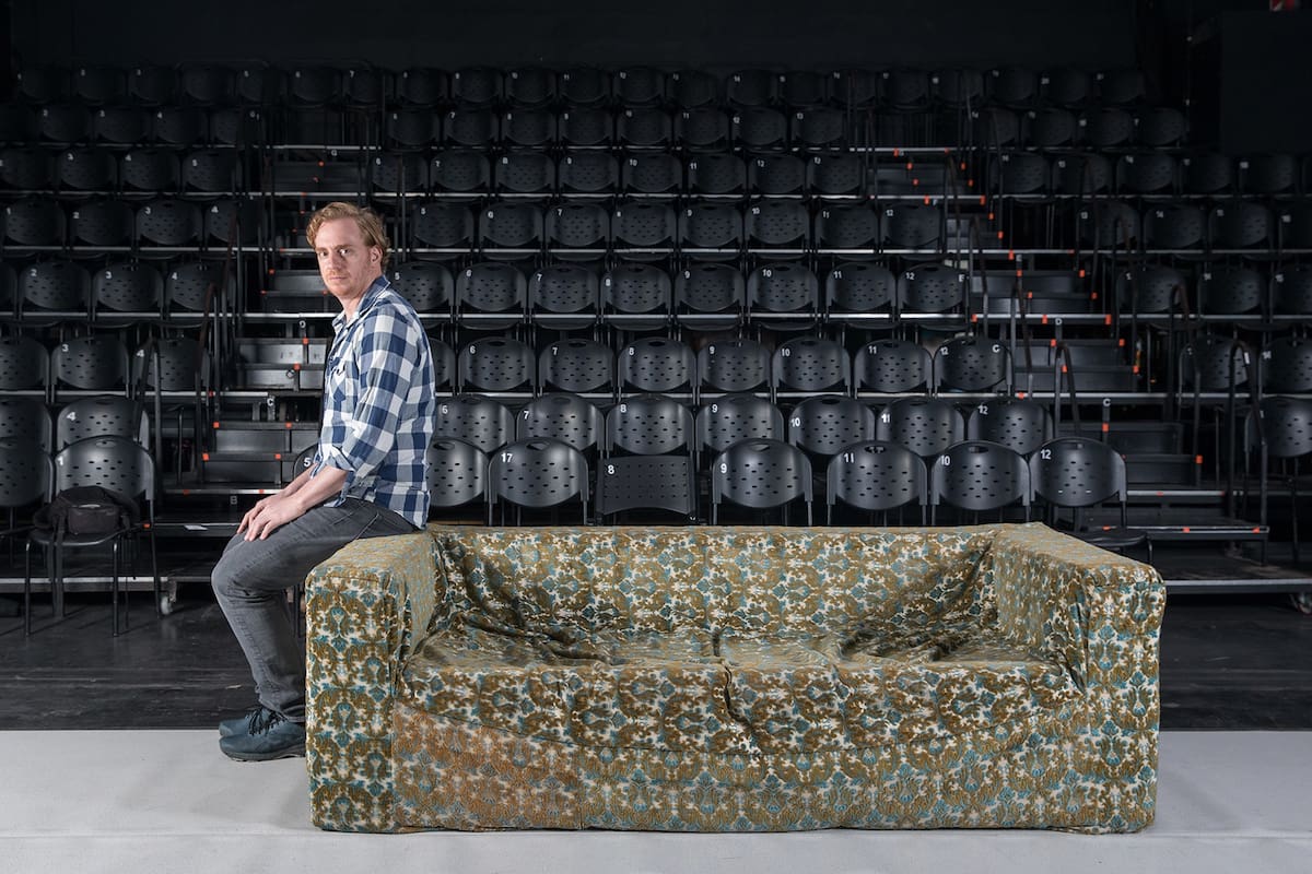 El teatro solo puede definirse por esa relación entre escena y espectador que, en proximidad, viven un hecho único e irrepetible. Cómo es la espera entre escenografías congeladas y protagonistas absortos