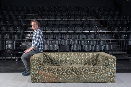 El teatro solo puede definirse por esa relación entre escena y espectador que, en proximidad, viven un hecho único e irrepetible. Cómo es la espera entre escenografías congeladas y protagonistas absortos