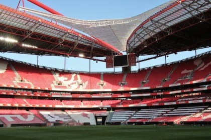 El techo arqueado rojo del Estadio Da Luz es uno de los elementos más llamativos