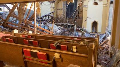 El techo de esta iglesia en Mayfield se voló por completo
