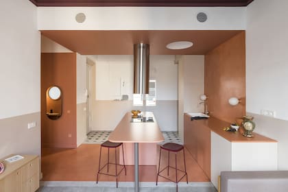 El techo de la cocina se bajó para ocultar una viga y las instalaciones del aire acondicionado. Banquetas Edge (HAY).