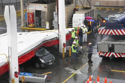 El techo de una estación de servicio en Ciudadela colapsó sobre un auto en el que había cuatro personas,no hubo heridos
