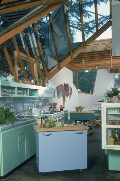 El techo de vidrio con vigas de madera en la cocina ofrecía vistas a más superficies de vidrio y más madera en el exterior