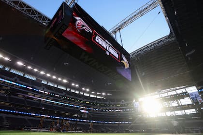El techo del AT&T Stadium se abre o se cierra en diez minutos; un beneficio, teniendo en cuenta que encuentro con Austria será a la tarde, cuando calor en Texas sería intenso.