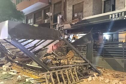 El techo del bar que se derrumbó producto de las fuertes lluvias y vientos.