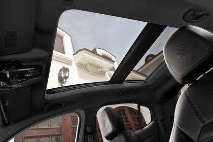 El techo panorámico del Alfa Romeo Stelvio le brinda mucha luminosidad del habitáculo