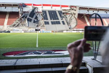 El techo que cayó sobre una platea lateral del estadio AZ Alkmaar