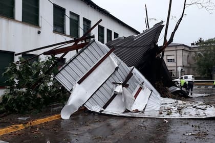 El techo se desprendió y cayó junto al edificio del colegio número 5 de Morón