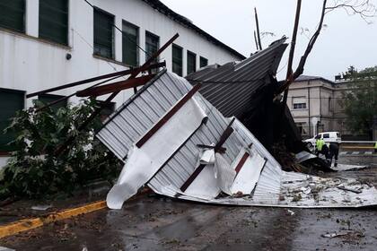 El techo se desprendió y cayó junto al edificio del colegio número 5 de Morón