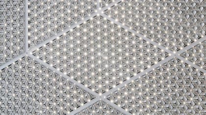 El techo tiene medio millón de luces LED que se encienden o apagan según la actividad de cada zona