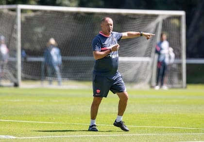 El técnico Andrés Lillini dirige a los Pumas de la UNAM desde julio 2020 y esta noche busca el título de la Concachampions.
