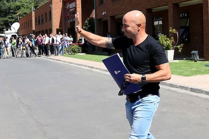 El técnico argentino Jorge Sampaoli saludando el martes 19 de enero de 2016 .El técnico deja la Roja, tras llegar a un acuerdo que concluyo con la rebaja de la indemnizacion que debe pagar el entrenador por incumplimiento de contrato