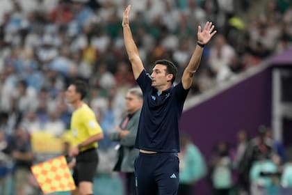 El técnico de Argentina Lionel Scaloni gesticula durante el partido ante México por el grupo C en el estadio Lusail, Qatar. Noviembre 26, 2022. (AP Foto/Moises Castillo)