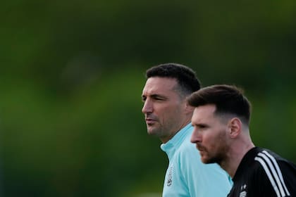 El técnico de Argentina Lionel Scaloni y Lionel Messi durante un entrenamiento previo al partido contra Uruguay por las eliminatorias del Mundial