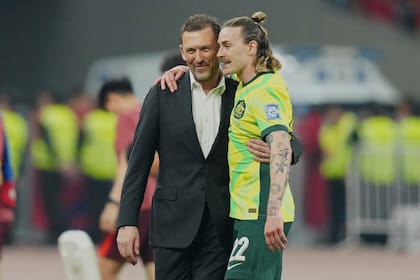 El técnico de Australia Tony Popovic (izquierda) junto a Jackson Irvine (AP Foto)